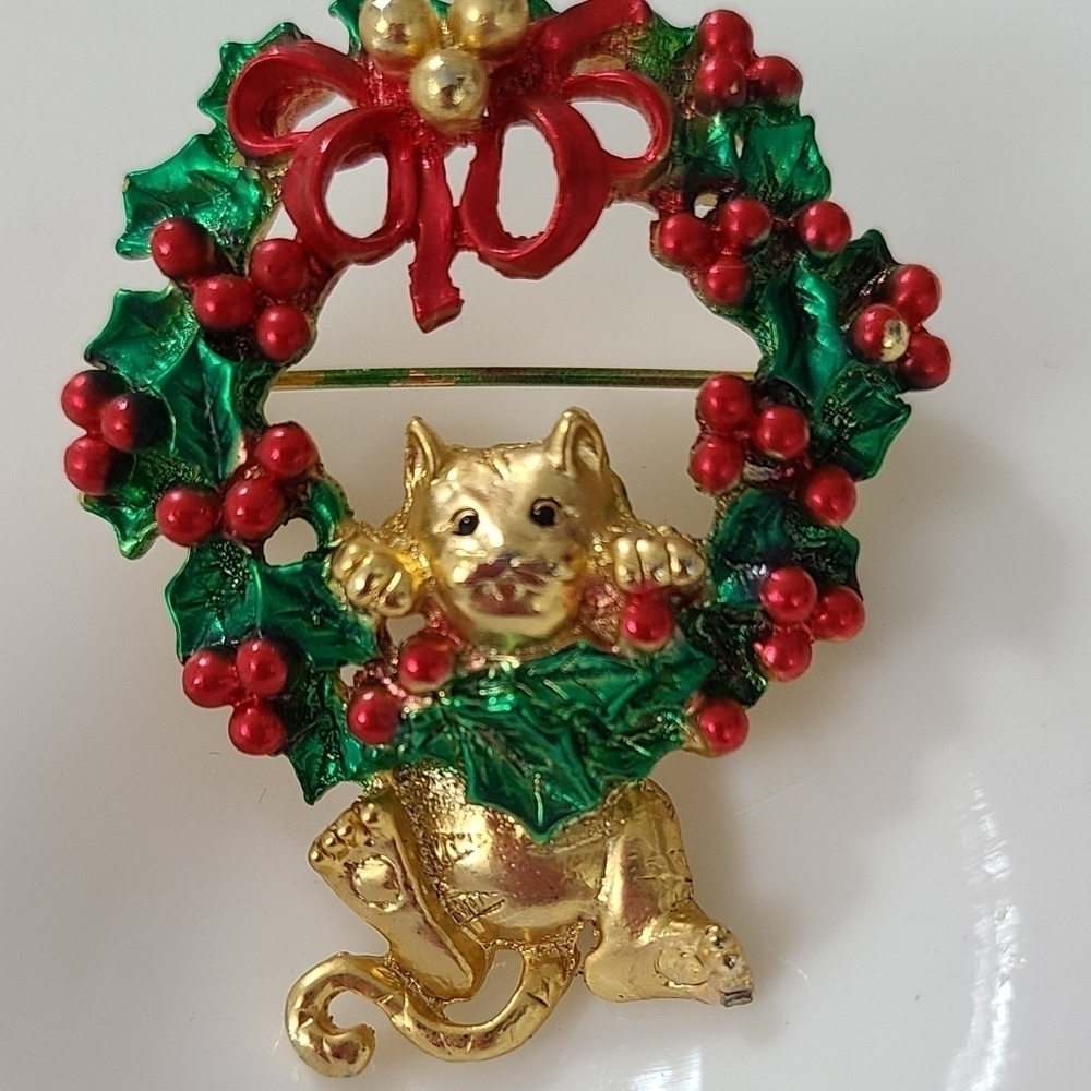 Vintage Christmas Cat Wreath Brooch